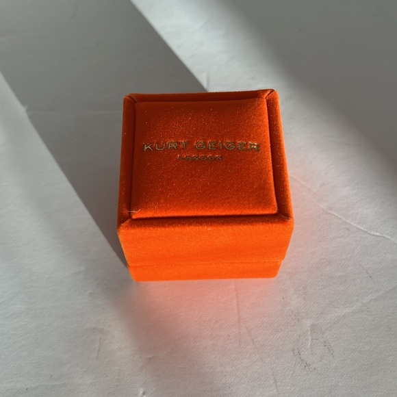 Authentic Kurt Geiger Pave Crystal Rainbow Heart Ring Eagle Head Gold Size 9 NWT - Picture 3 of 9